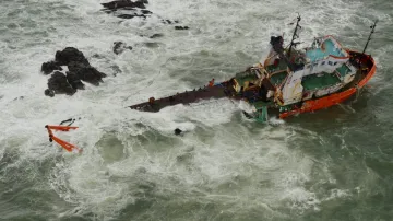 Cyclone Tauktae 26 still missing Indian navy operation continues चक्रवात: 26 लोग अब भी लापता; नौसेना- India TV Hindi