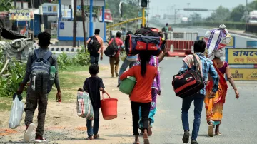 Migrant Workers Registration Process Slow says Supreme Court प्रवासी मजदूरों के पंजीकरण की प्रक्रिया- India TV Hindi