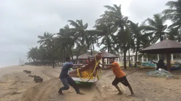 Heavy rain high tide high alert in kerala latest news भारी बारिश और समुद्र में तेज लहरें उठने के बीच- India TV Hindi