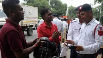 परिवाहन मंत्रालय की मोटरसाइकिल चालकों को बड़ी चेतावनी, आपका हो सकता है भारी नुकसान- India TV Paisa