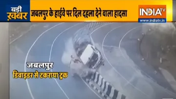 road accident in jabalpur truck hits divider watch video जबलपुर के हाईवे पर दिल दहला देने वाला हादसा- India TV Hindi
