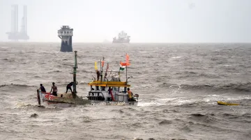 <p>समुद्री तूफान में...- India TV Paisa