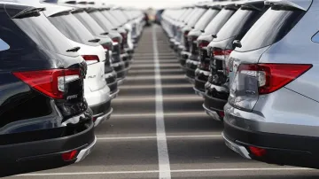 vehicle registrations in India slips 30 pc to 1,52,71,519 units in 2020-21- India TV Paisa