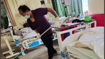 minister mopping in hospital- India TV Hindi