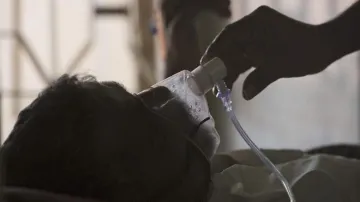 स्टाफ नर्स द्वारा आक्सीजन हटाने से महिला की मौत, परिजनों ने किया हंगामा- India TV Hindi