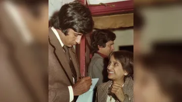 amitabh bachchan shares throwback pic when fans expressed their love and appreciation like little ki- India TV Hindi