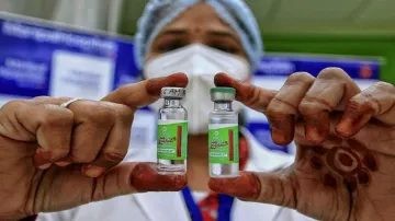 वैज्ञानिकों और डॉक्टरों के एक समूह ने 'कोविशील्ड' टीके की 2 खुराकों के बीच 6 से 8 सप्ताह का अंतर रखन- India TV Hindi