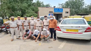 delhi police arrests three for looting a cab passenger ड्रग्स खरीदने के लिए कैब में लोगों को बैठा कर- India TV Hindi