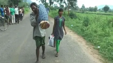 class 10 board exams passed by Daughter of Odisha man who carried wife's corpse for 10 km पत्नी के श- India TV Hindi