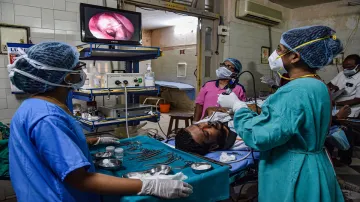 देशभर में कोरोना के 1,34,154 नए मामले आए, 24 घंटे में 2,887 मरीजों की मौत- India TV Hindi