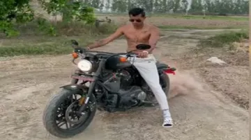 <p>नवदीप सैनी ने बाइक पर...- India TV Hindi