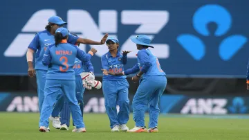 <p>महिला टीम के कोच रमेश...- India TV Hindi