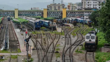 रेलवे टिकट बुकिंग के लिए लॉगइन सूचना को आधार, पैन से जोड़ने पर कर रहा है विचार - India TV Hindi