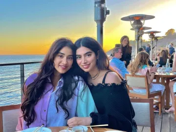 Khushi Kapoor shares pic with sister janhvi kapoor actress says come here and give me attention - India TV Hindi