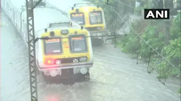 मुंबई में भारी बारिश से डूबीं रेल पटरियां, कुर्ला और सीएसटी के बीच लोकल ट्रेनें ठप- India TV Hindi