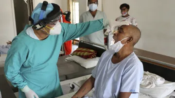ब्लैक फंगस: एम्फोटेरिसिन-बी इंजेक्शन लगने के बाद ठंड से कांपने लगे 40% मरीज- India TV Hindi