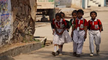 शिक्षा मंत्रालय ने शिक्षा में बच्चों के माता-पिता की भागीदारी संबंधी दिशानिर्देश जारी किए - India TV Hindi