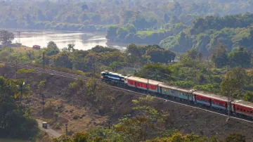 Goa Rajdhani Express derails near Ratnagiri Indian Railway latest news गोवा राजधानी एक्सप्रेस रत्नाग- India TV Hindi