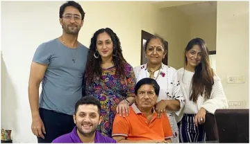 shaheer sheikh shares family picture wife ruchika kapoor flaunts baby bump- India TV Hindi