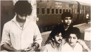 shahrukh khan Truly iconic rare throwback photo theatre time goes viral - India TV Hindi