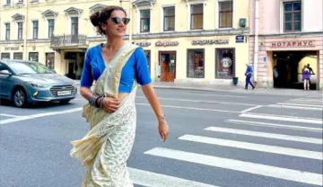 तापसी पन्नू सेंट पीटर्सबर्ग की सड़कों में साड़ी पहनकर निकलीं, फैस कर रहे हैं जमकर तारीफ- India TV Hindi