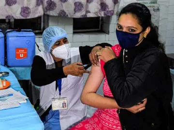 Coronavirus update: Over 24.93 crore vaccine doses administered so far, govt says- India TV Hindi