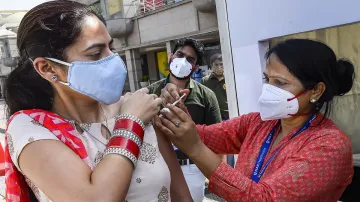 Covid Vaccination Priyanka Gandhi attacks Modi Govt मोदी सरकार की दिशाहीनता ने टीके के उत्पादन और वि- India TV Hindi