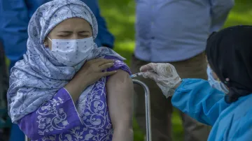 Covid Vaccine Delhi High Court slams kejriwal Govt over second dose of Covaxin दूसरी खुराक मुहैया नह- India TV Hindi
