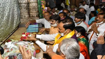 उत्तर प्रदेश के उपमुख्यमंत्री केशव प्रसाद मौर्य ने मथुरा के श्री बांके बिहारी जी मंदिर में सपरिवार प- India TV Hindi
