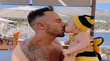 <p>faf du plessis shares a adorable pic with his...- India TV Hindi