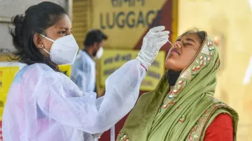 10 प्रतिशत से अधिक कोविड संक्रमण दर वाले जिलों में सख्त पाबंदियों पर विचार करें: केन्द्र- India TV Hindi