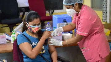 देश में अबतक 40 करोड़ से ज्यादा लोगों कोरोना टीका लगाया गया, स्वास्थ्य मंत्रालय ने दी जानकारी - India TV Hindi