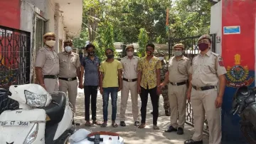 man looted on road in delhi raghubir nagar दिल्ली में बदमाश बेखौफ? रघुबीर नगर में युवक की पेंट उतरवा- India TV Hindi