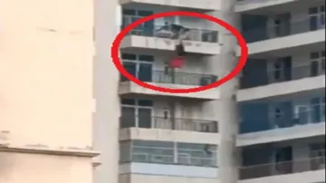 Ghaziabad: Woman in highrise clings to husband’s arm, falls- India TV Hindi