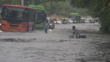 Heavy rain in many parts of Delhi, Monsoon fully active in Uttar Pradesh too- India TV Hindi