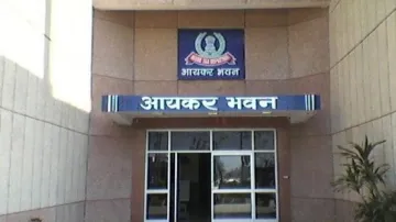 इनकम टैक्स विभाग ने करोड़ों की टैक्स चोरी पकड़ी, दिल्ली-कानपुर समेत 31 जगहों में की छापेमारी - India TV Hindi