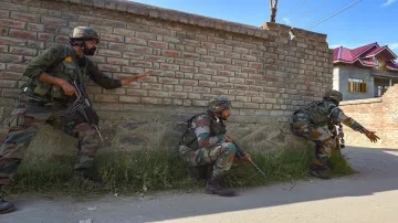 Indian Army kills two terrorists in Pulwama Kashmir Nia conducting raid कश्मीर: पुलवामा में 2 आतंकी - India TV Hindi