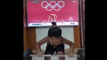 cute girl weight lifting - India TV Hindi