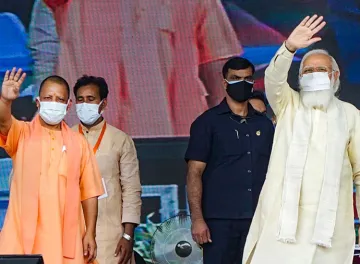 <p>PM मोदी ने की योगी के...- India TV Hindi