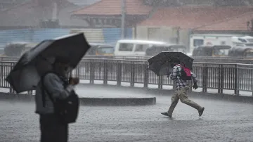  मुंबई में रुक-रुककर हो रही है बारिश, रेल सेवाएं सामान्य - India TV Hindi