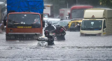 400 vehicles submerged in flooded parking lot in Mumbai- India TV Hindi