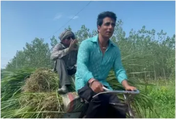 Sonu Sood riding a rikshaw- India TV Hindi