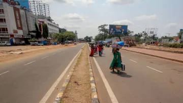 delhi to bhopal couple begins journey on foot woman falls ill after walking for 8 consecutive days क- India TV Hindi