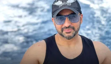 Raj Kundra bribe of Rs 25 lakh to avoid getting arrested latest news in pornography case- India TV Hindi