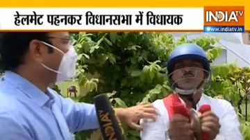 RJD MLA Satish Das reaches bihar vidhansabha wearing helmet बिहार: हाथ में मंजीरे और सिर पर हेलमेट प- India TV Hindi