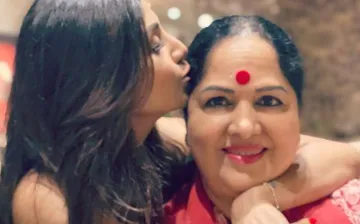 शिल्पा शेट्टी की मां सुनंदा - India TV Hindi