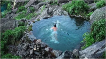 पहाड़ों के बीच बने इस नेचुरल स्विमिंग पूल की तस्वीर हो रही है वायरल,- India TV Hindi