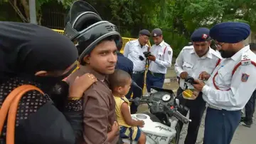 ट्रैफिक नियमों का उल्लंघन करने वालों को पुलिस की चेतावनी- India TV Paisa
