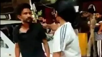 girl beat cab driver- India TV Hindi