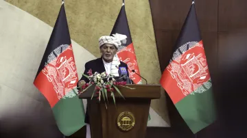 हेलिकॉप्टर भरकर पैसा ले गए अफगान राष्ट्रपति अशरफ गनी, बचा हुआ जमीन पर पड़ा छोड़ दिया: रिपोर्ट- India TV Hindi